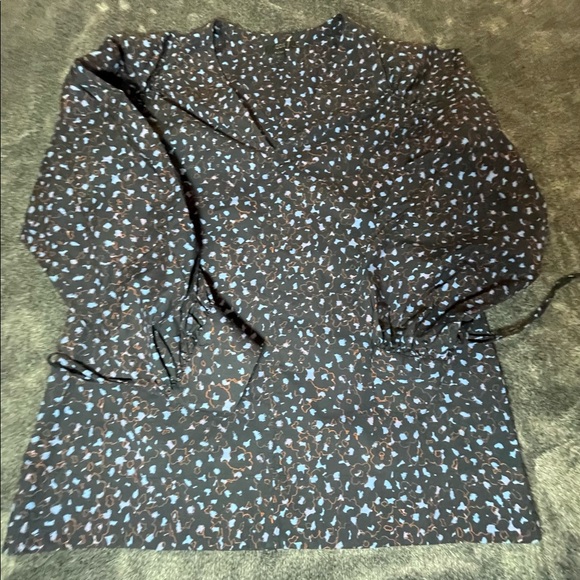 Tops - COS V Neck Poplin ￼puffed sleeves Blouse With geometric patterns Size US M Eu 40